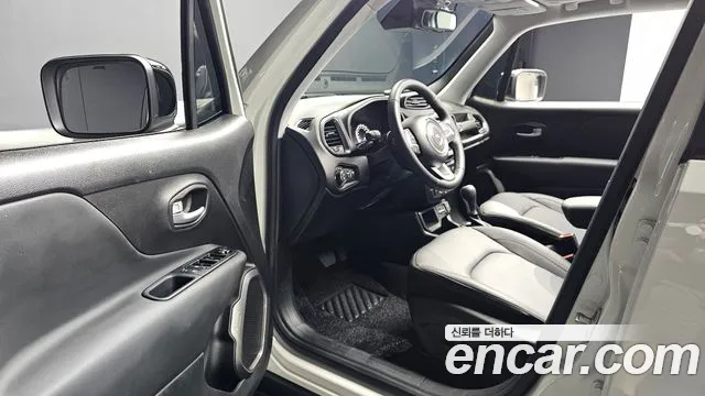 Jeep Renegade — Фото автомобиля 10