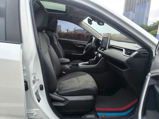 Toyota RAV4 — Фото автомобиля 10