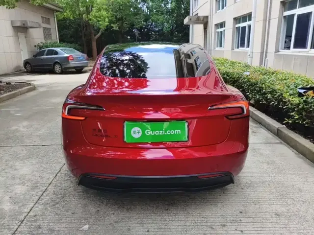 Tesla Model 3 — Фото автомобиля 5