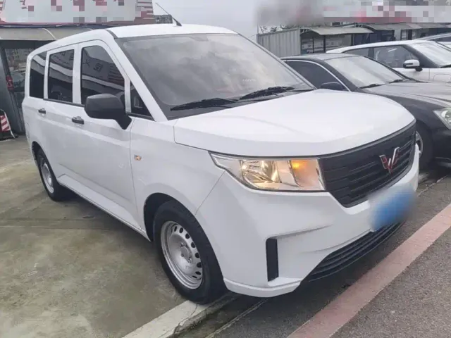 Wuling Hongguang Plus — Фото автомобиля 3