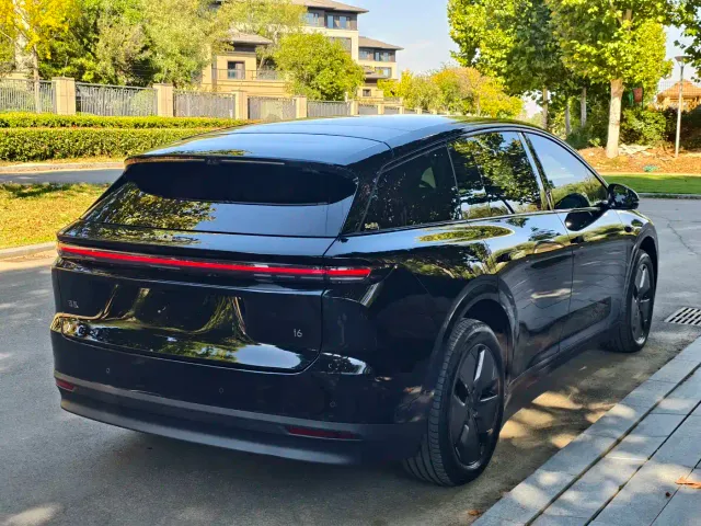 Li Auto i6 — Фото автомобиля 14