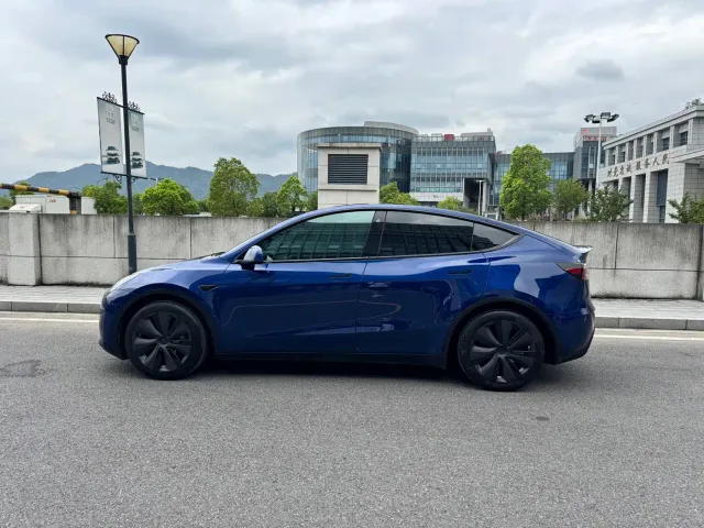 Tesla Model Y — Фото автомобиля 7