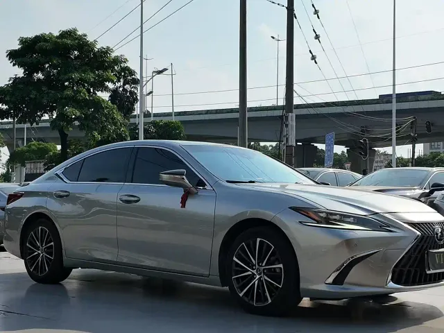 Lexus ES — Фото автомобиля 3