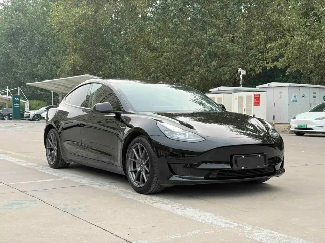 Tesla Model 3 — Фото автомобиля 3