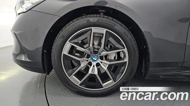 BMW i5 G60 — Фото автомобиля 5