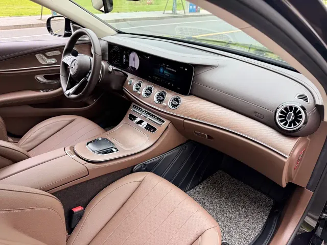 Mercedes-Benz E-Class — Фото автомобиля 12
