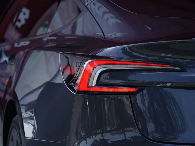 Tesla Model 3 — Фото автомобиля 4