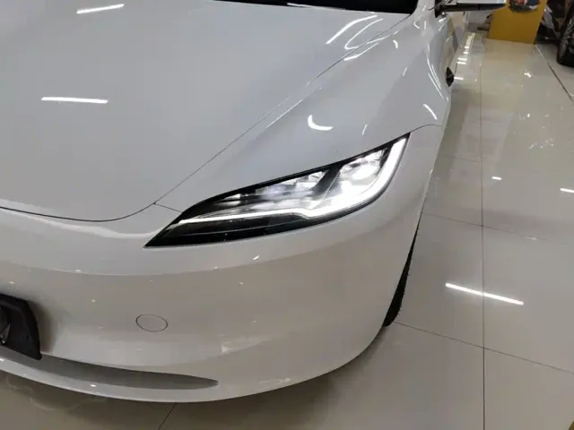 Tesla Model 3 — Фото автомобиля 17
