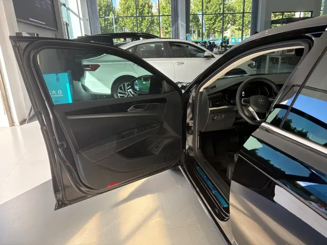 Volkswagen Passat — Фото автомобиля 6