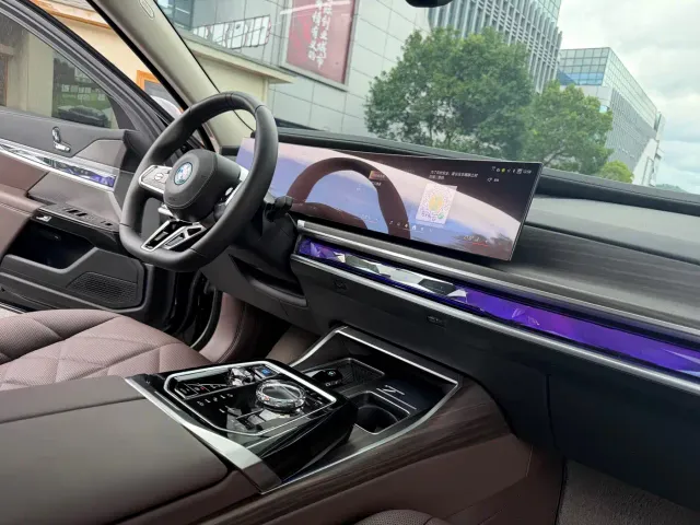BMW i7 — Фото автомобиля 16