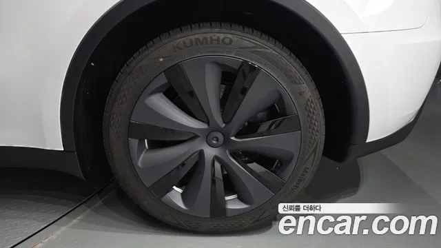 Tesla Model Y — Фото автомобиля 21