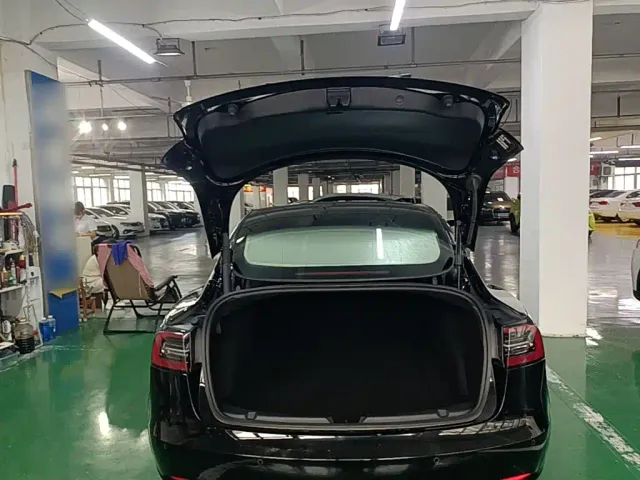 Tesla Model 3 — Фото автомобиля 18