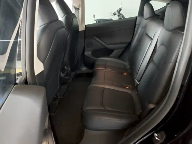 Tesla Model Y — Фото автомобиля 16