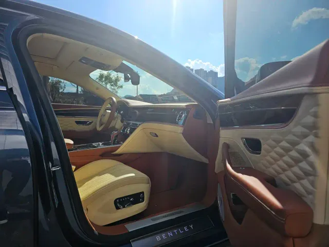 Bentley Flying Spur — Фото автомобиля 12