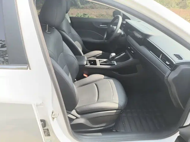 Roewe Roewe i5 2023 1.5L CVT Luxury Edition — Фото автомобиля 24