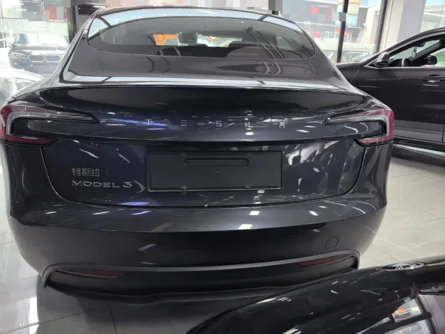 Tesla Model 3 — Фото автомобиля 17