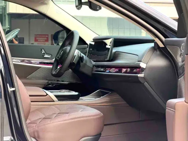 BMW 7 Series — Фото автомобиля 11