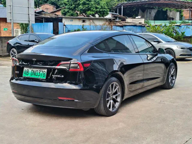 Tesla Model 3 — Фото автомобиля 2