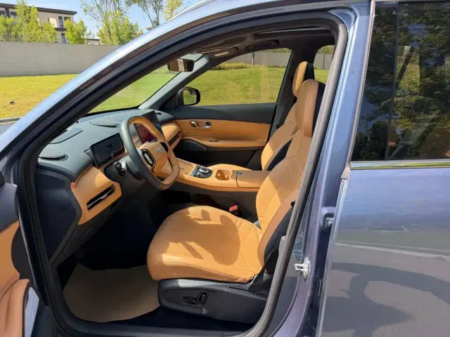 Geely Galaxy Starship 7 EM-i — Фото автомобиля 4