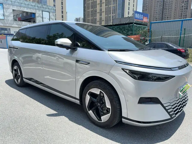 Xpeng X9 — Фото автомобиля 3