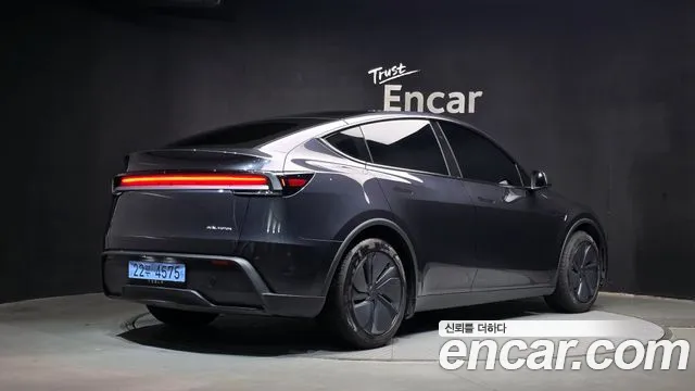 Tesla Model Y — Фото автомобиля 2