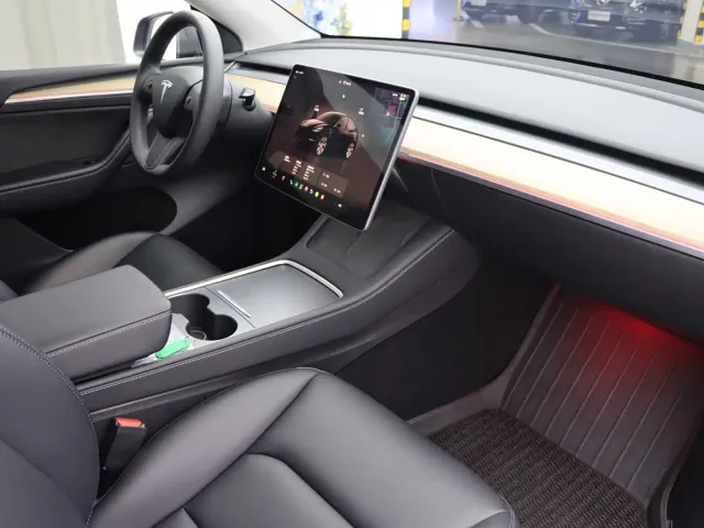Tesla Model Y — Фото автомобиля 8