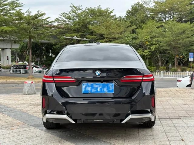 BMW 5 Series — Фото автомобиля 5