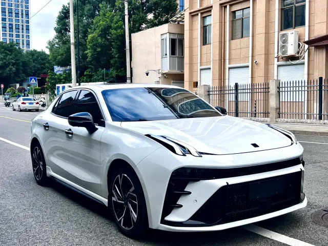 Lynk & Co 03 — Фото автомобиля 3