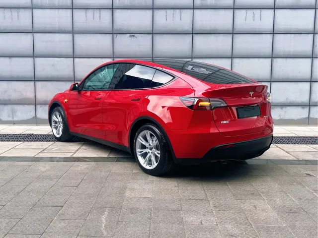 Tesla Model Y — Фото автомобиля 10