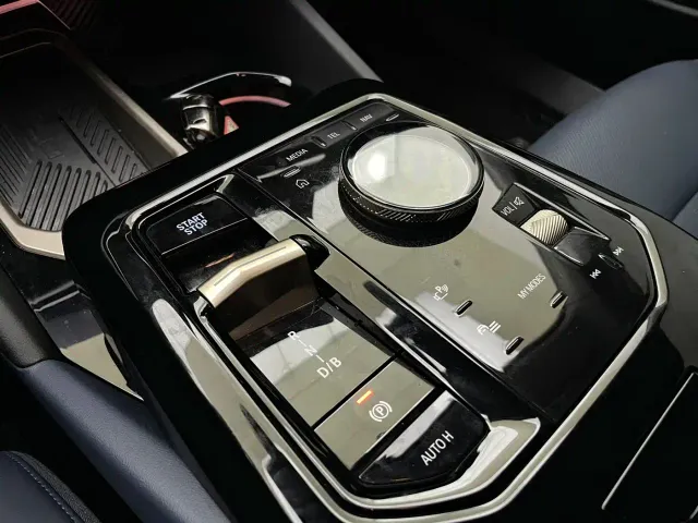 BMW i5 — Фото автомобиля 10