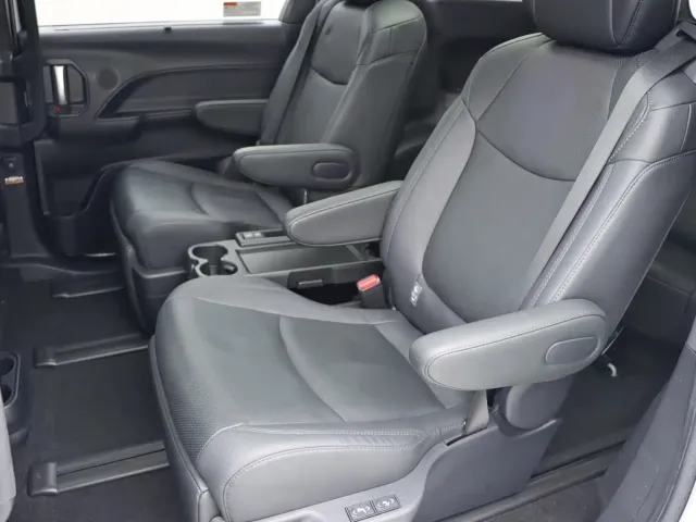 Toyota Sienna — Фото автомобиля 15