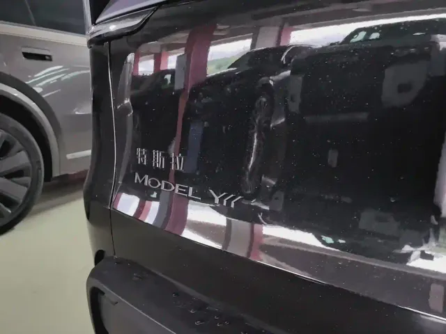 Tesla Model Y L — Фото автомобиля 5