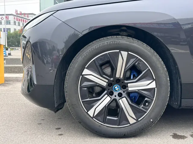 BMW iX — Фото автомобиля 10