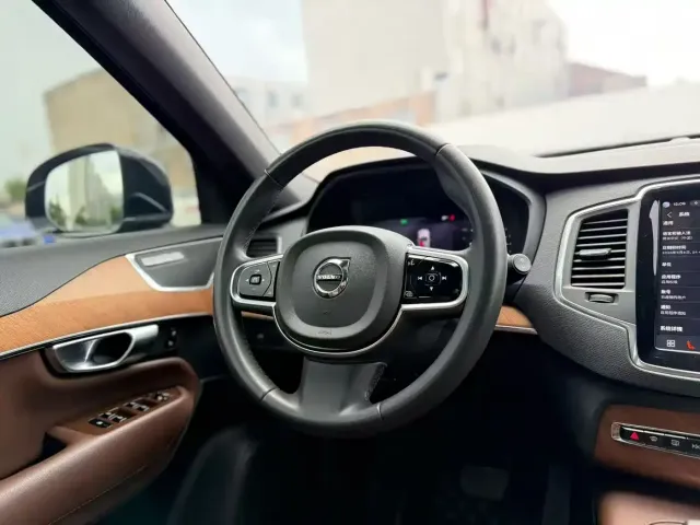 Volvo XC90 — Фото автомобиля 9