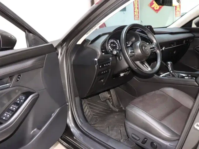 Mazda Axela — Фото автомобиля 8