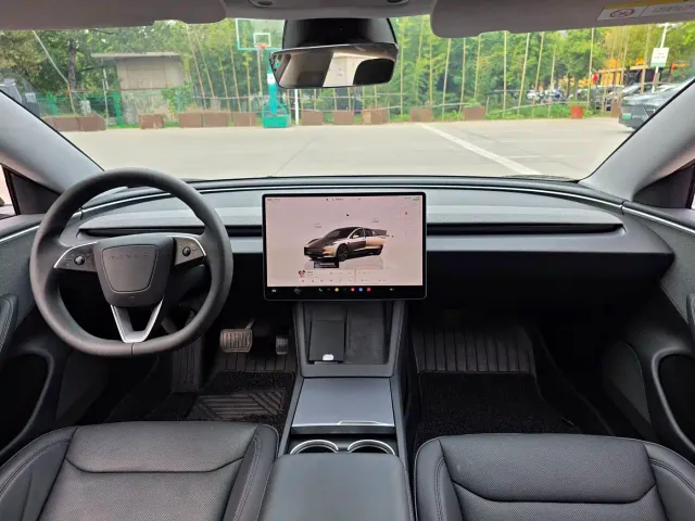 Tesla Model 3 — Фото автомобиля 12