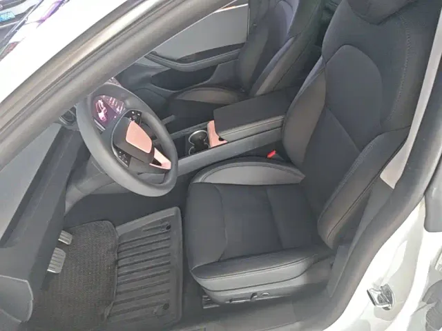 Tesla Model 3 — Фото автомобиля 14