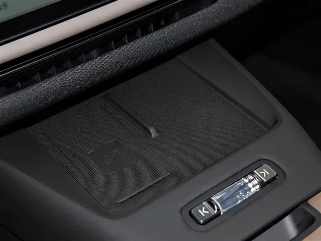 Volvo XC70 Plug-in Hybrid — Фото автомобиля 10