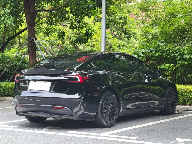 Tesla Model 3 — Фото автомобиля 12