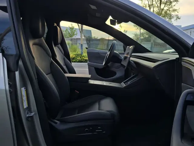 Tesla Model Y L — Фото автомобиля 8