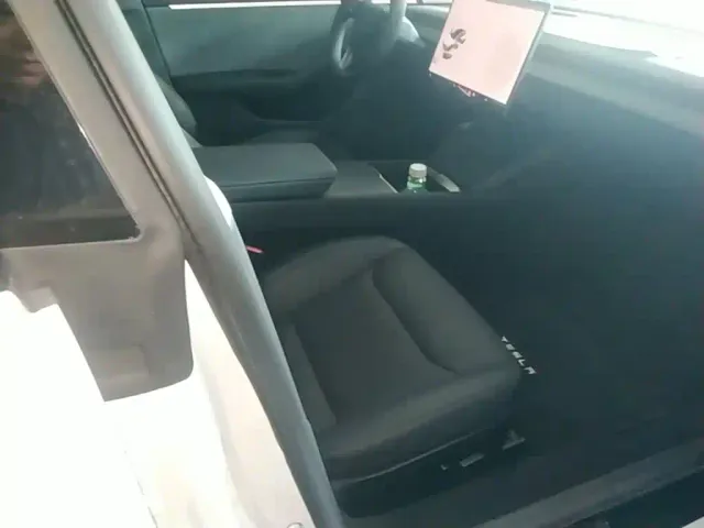 Tesla Model 3 — Фото автомобиля 24