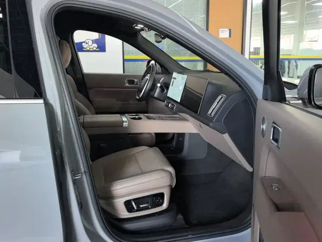 Li Auto L9 — Фото автомобиля 8