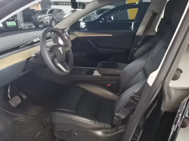 Tesla Model Y — Фото автомобиля 14
