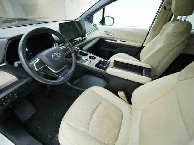 Toyota Sienna — Фото автомобиля 10