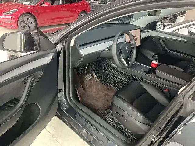 Tesla Model Y — Фото автомобиля 15