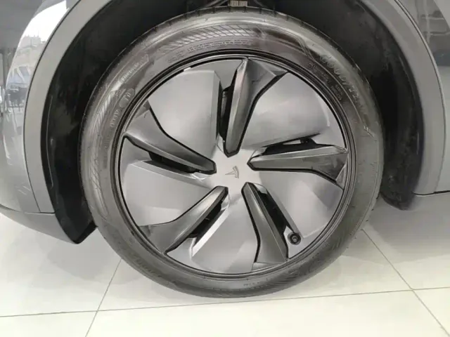 Tesla Model Y — Фото автомобиля 22