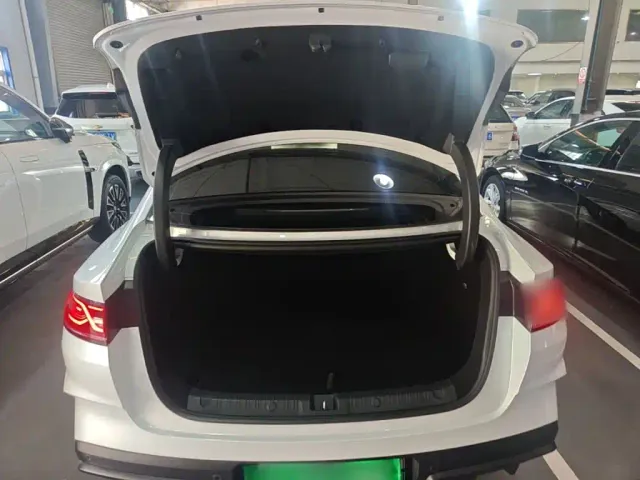 BYD Qin L — Фото автомобиля 18