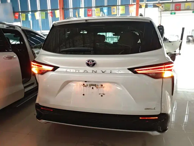 Toyota Granvia — Фото автомобиля 3