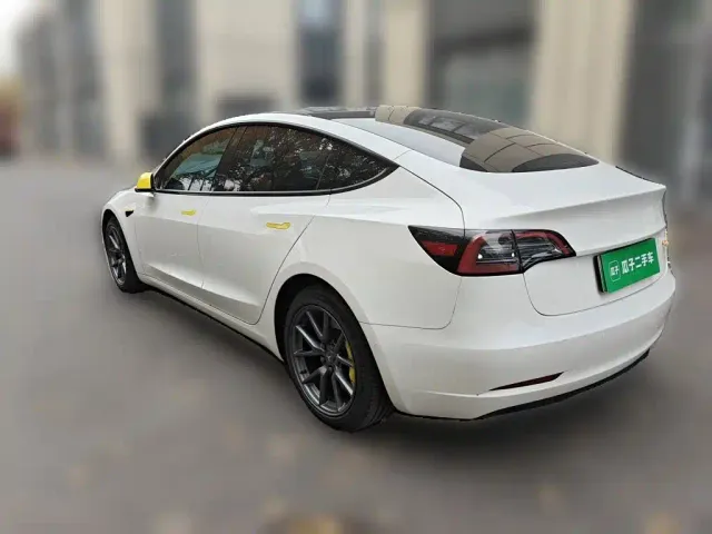Tesla Model 3 — Фото автомобиля 4