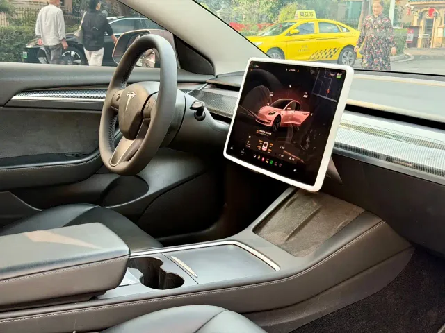 Tesla Model 3 — Фото автомобиля 9
